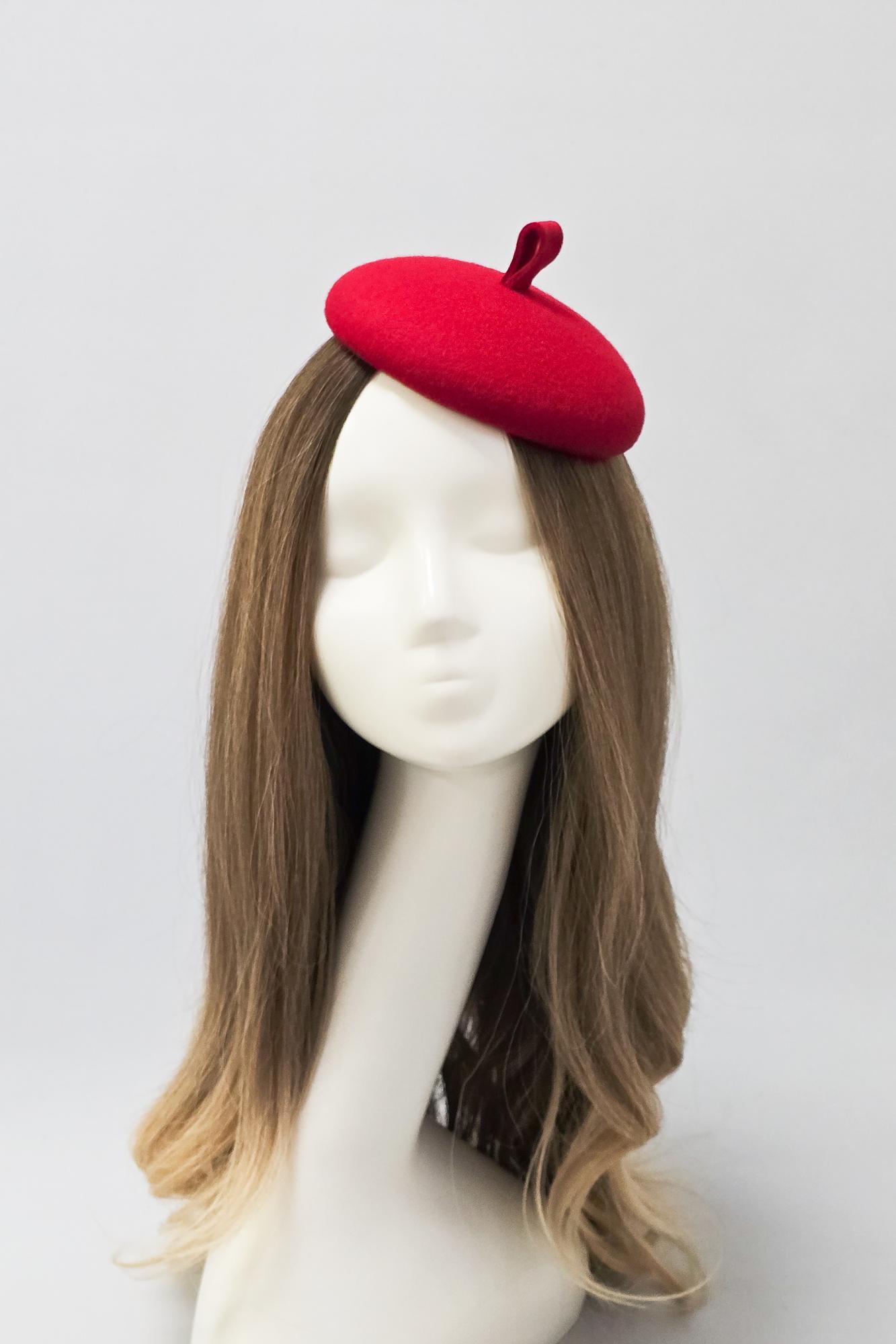 Шляпка-таблетка с пимпочкой. Цвет красный.