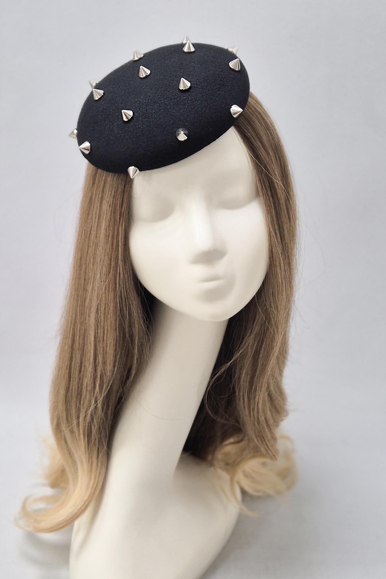 Шляпка-таблетка с шипами.