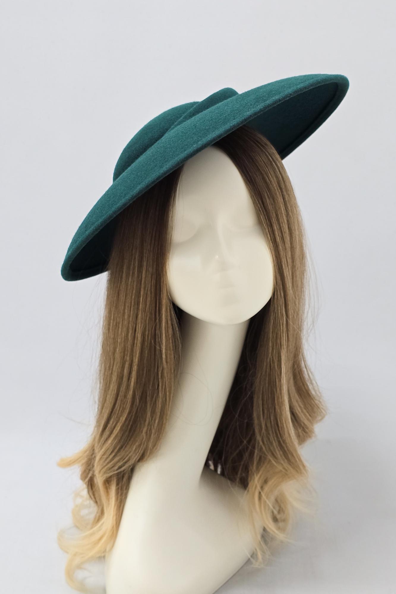 Авторская шляпка Асьет. Цвет изумрудный 35 см..