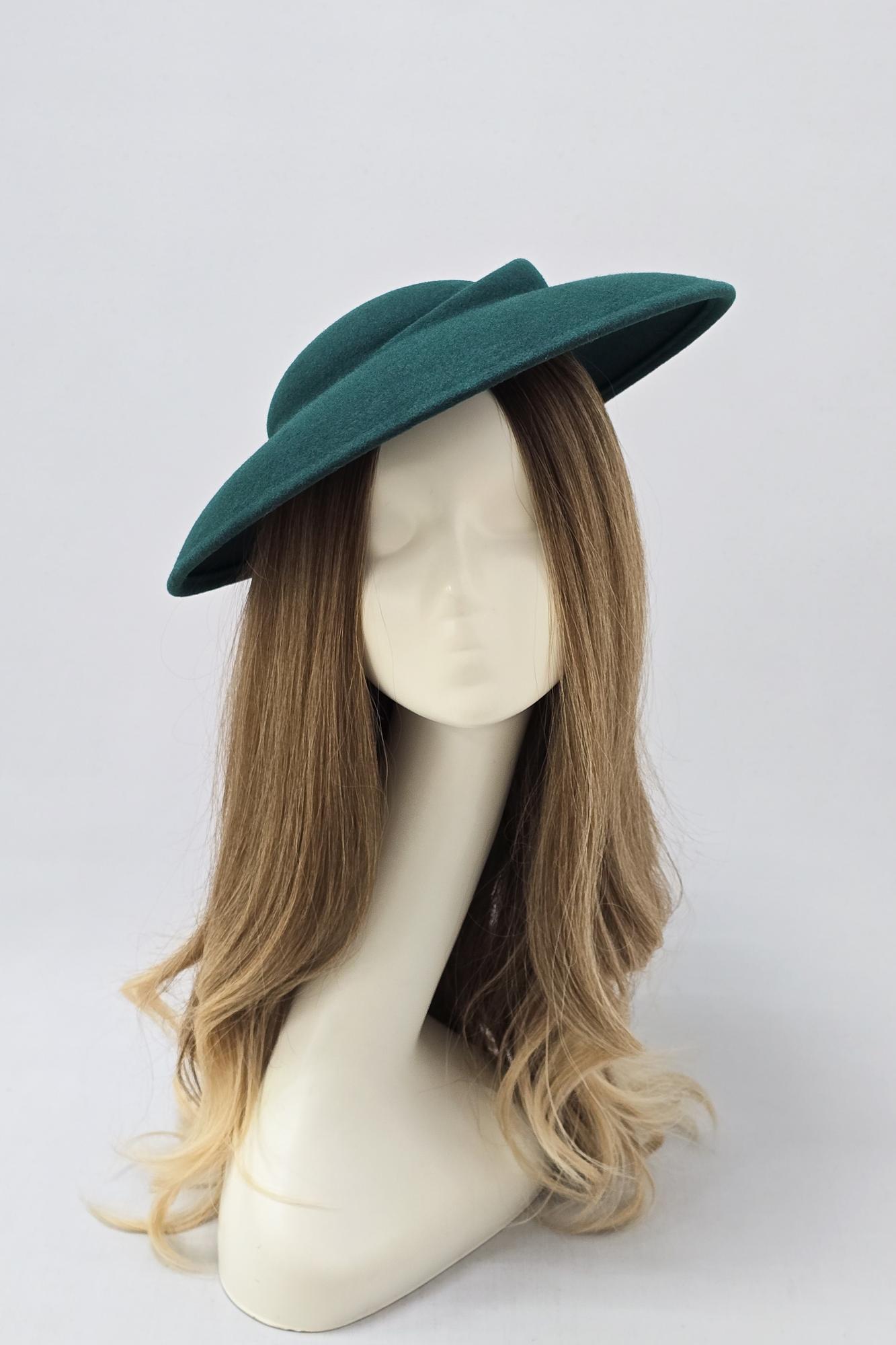 Авторская шляпка Асьет. Цвет изумрудный 32 см..