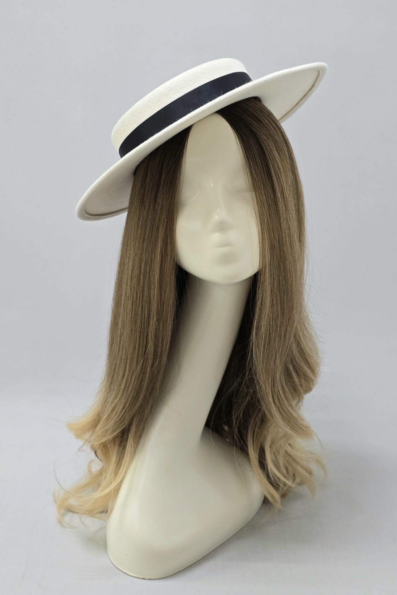 Фетровая шляпа канотье. Цвет белый