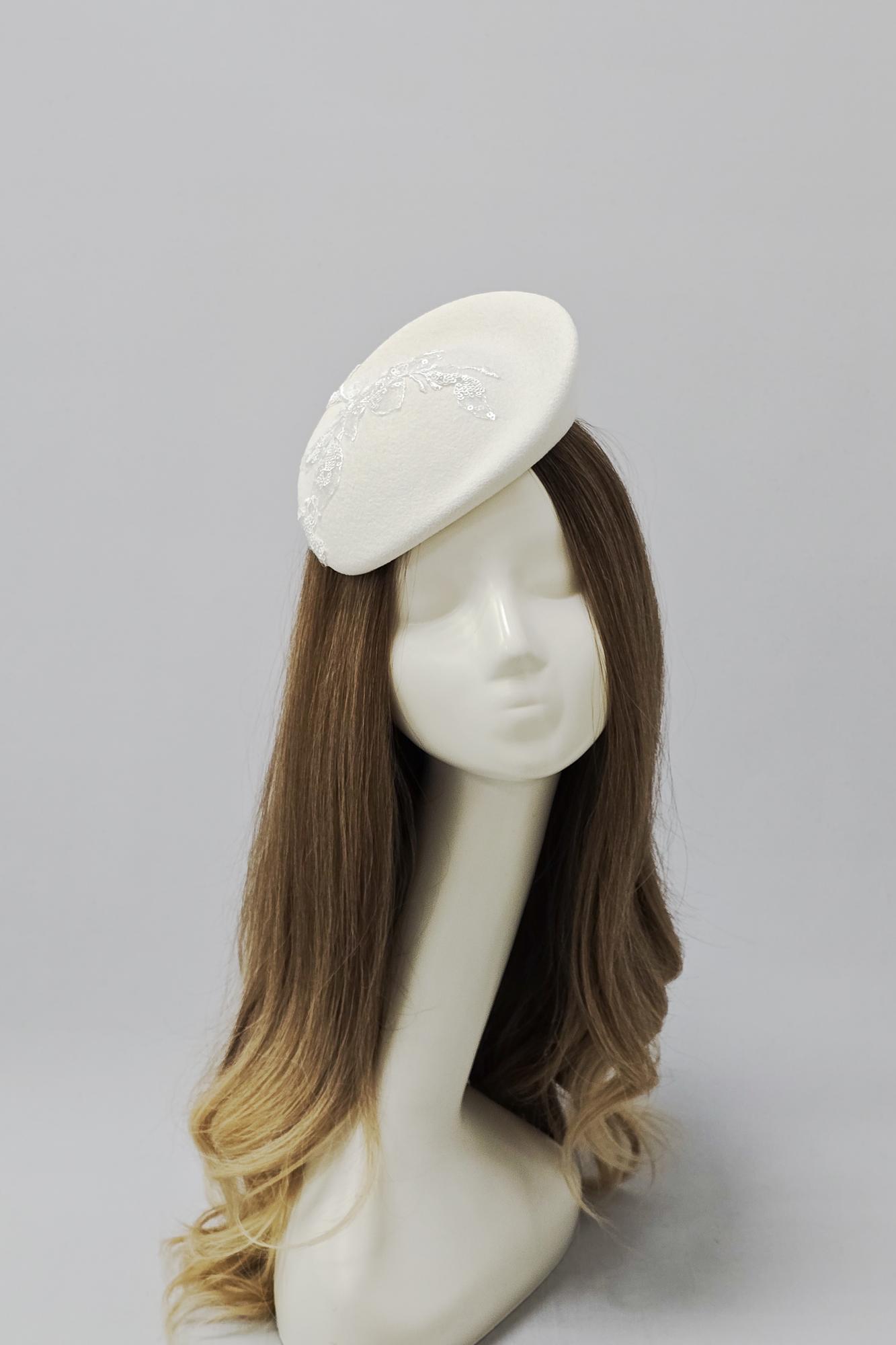 Вечерняя шляпка "Nataly" с кружевом . Цвет молочный