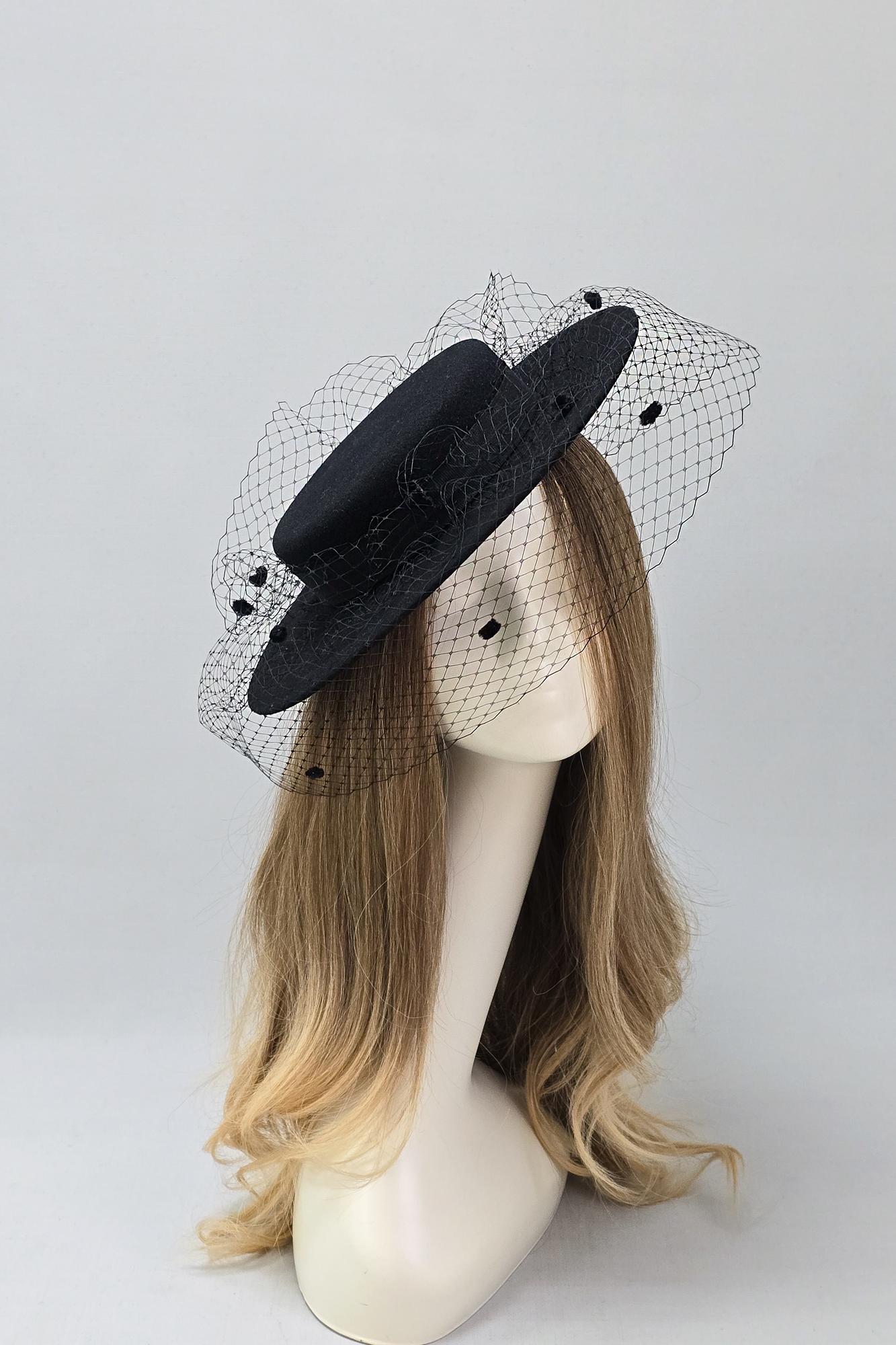 Низкая шляпа канотье с вуалью. Цвет черный