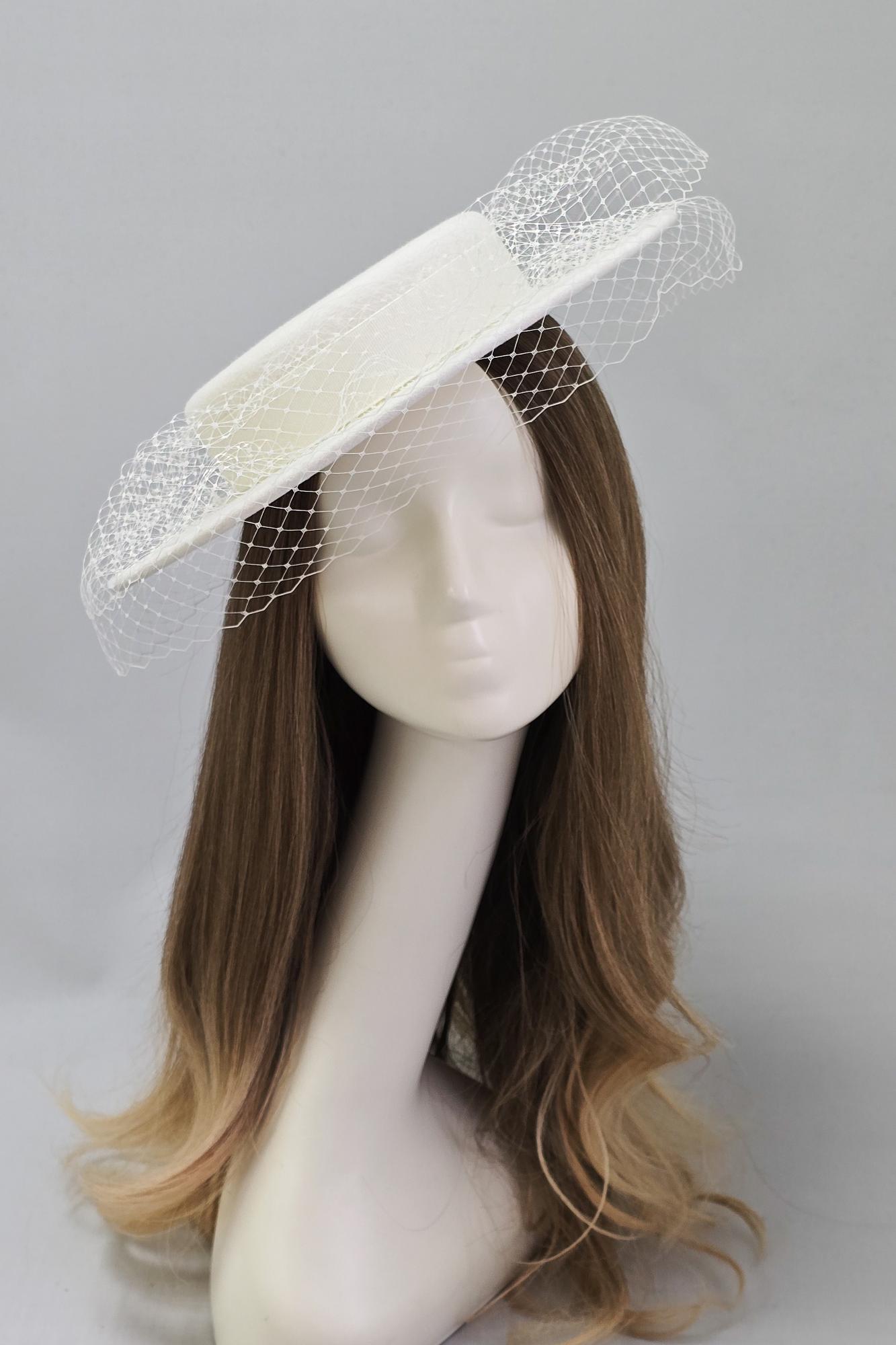 Низкая шляпа канотье с вуалью. Цвет молочный