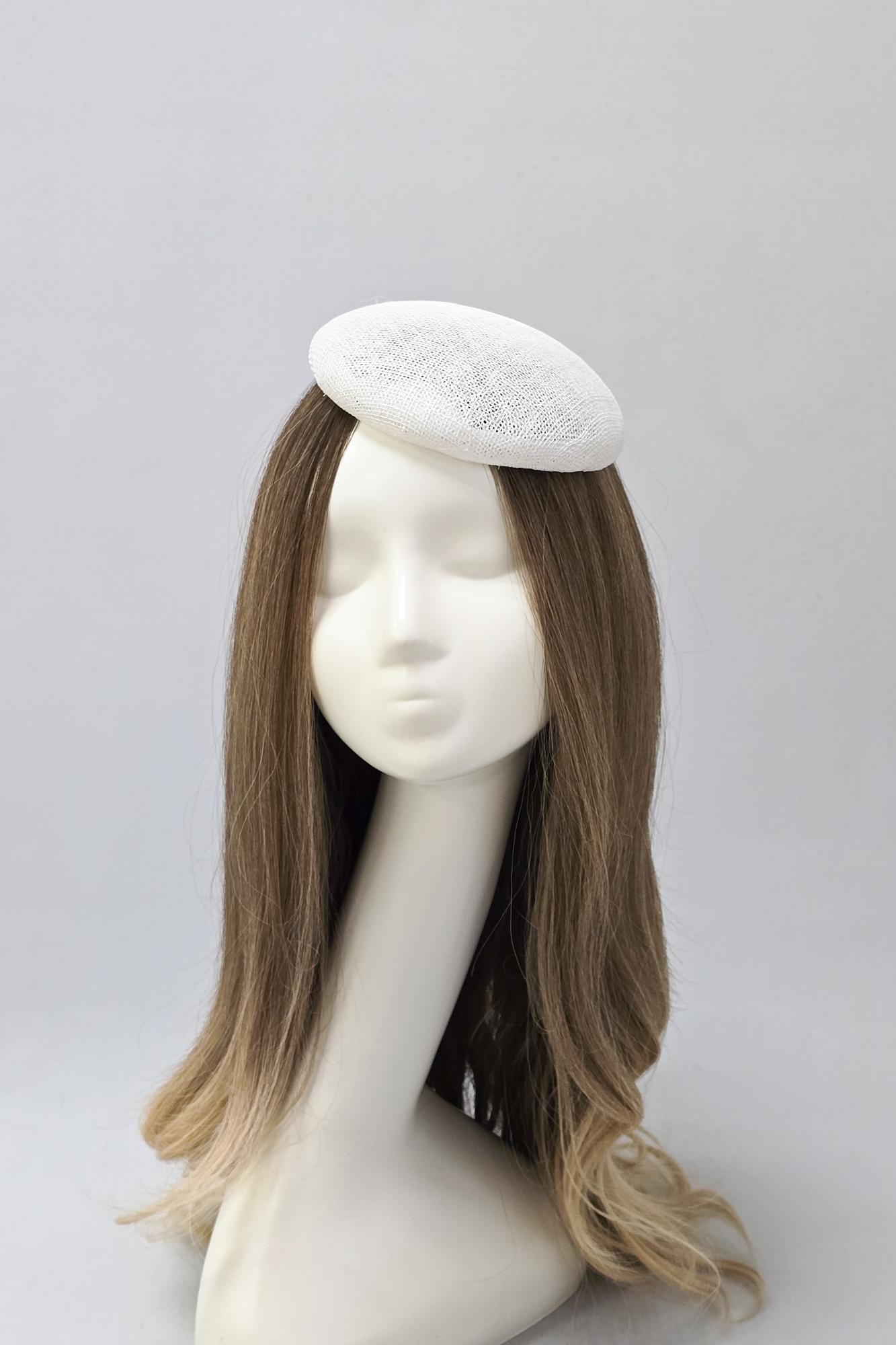 Соломенная шляпка-таблетка. Цвет белый