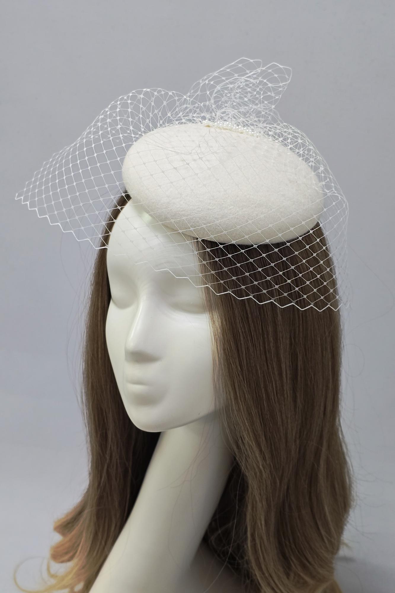 Шляпка-таблетка с вуалью и бусинами. Цвет молочный