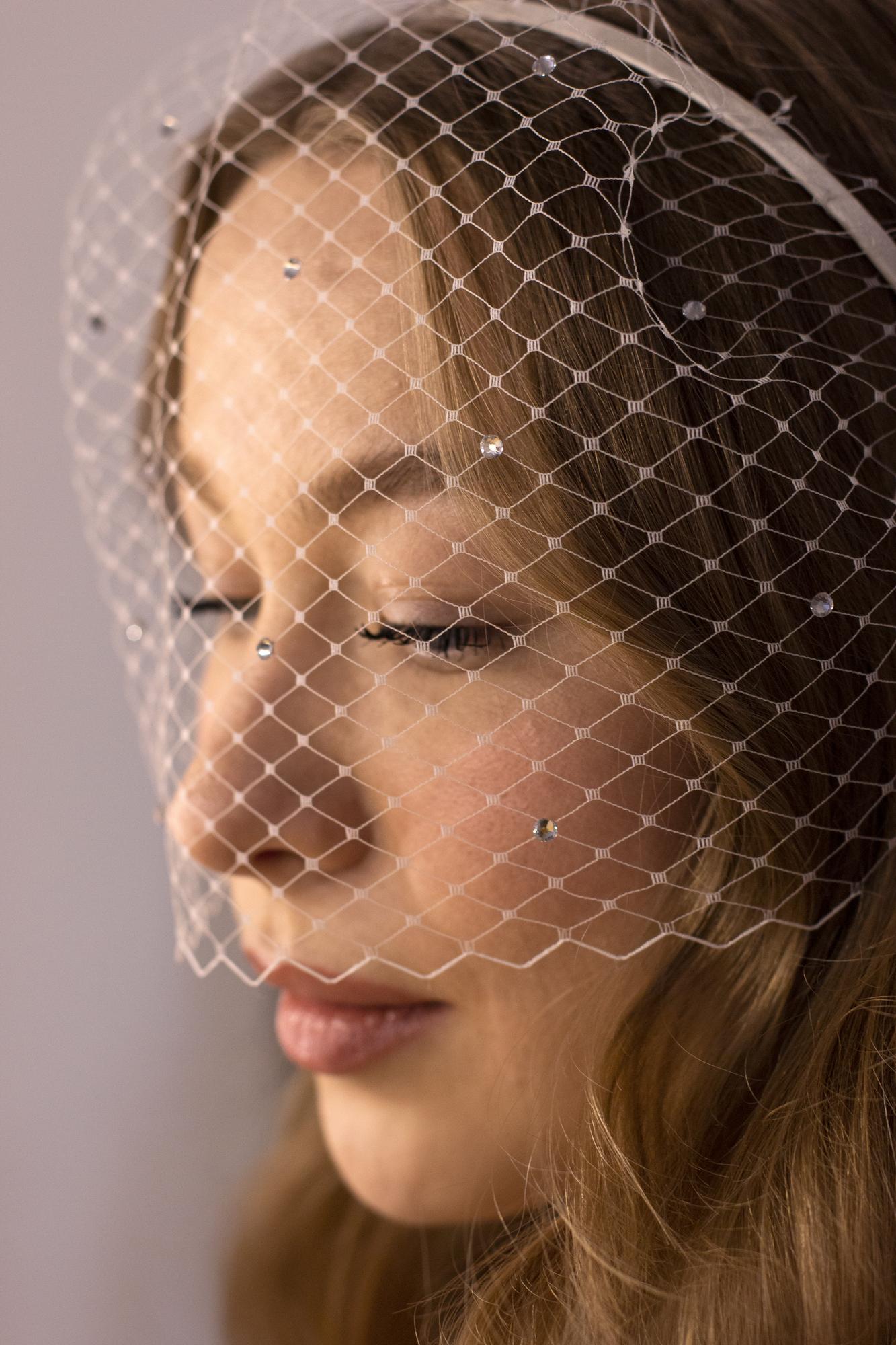 Вуаль на ободке со стразами. Цвет молочный