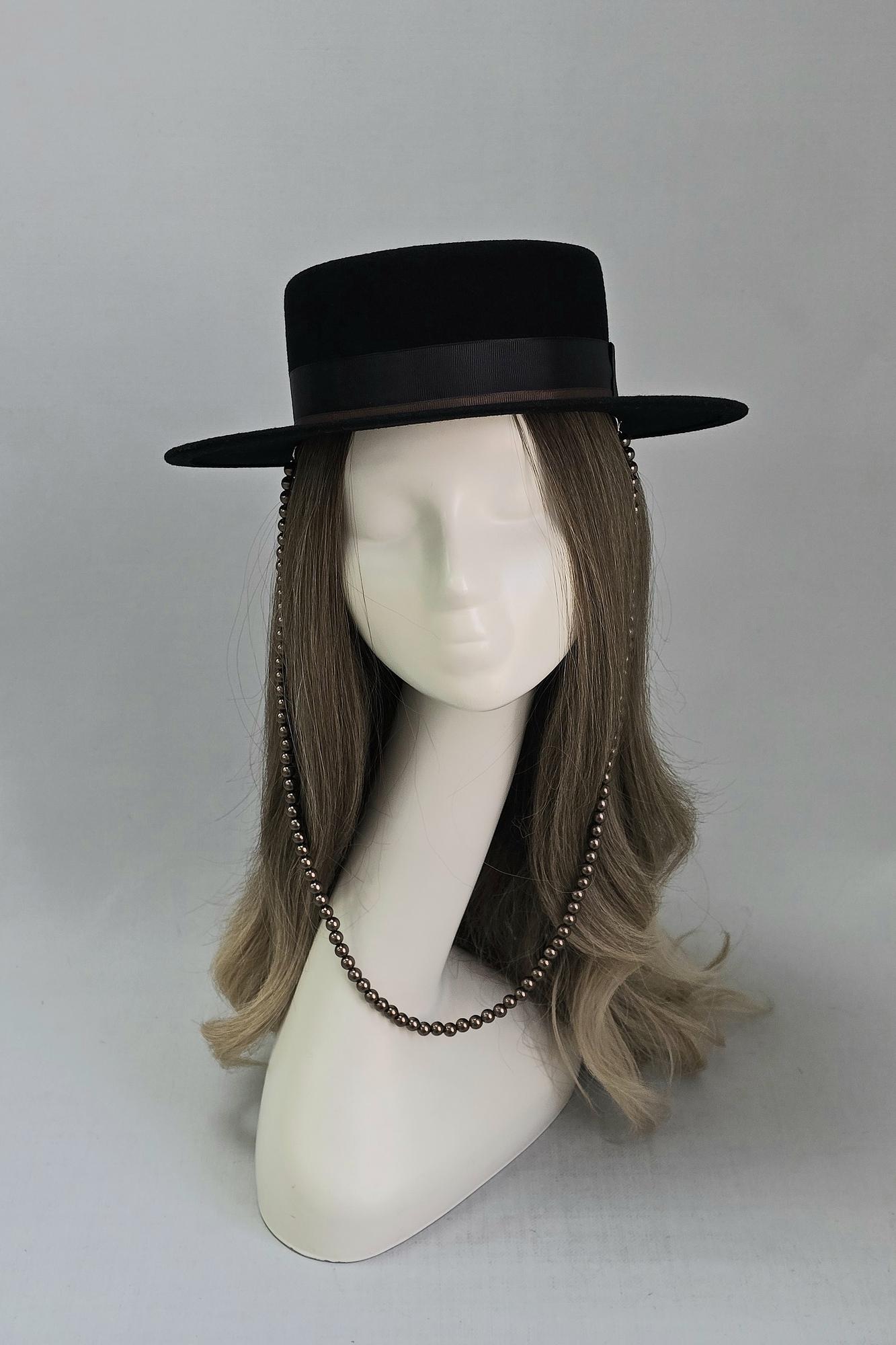 Шляпа канотье с бусами. Цвет черный