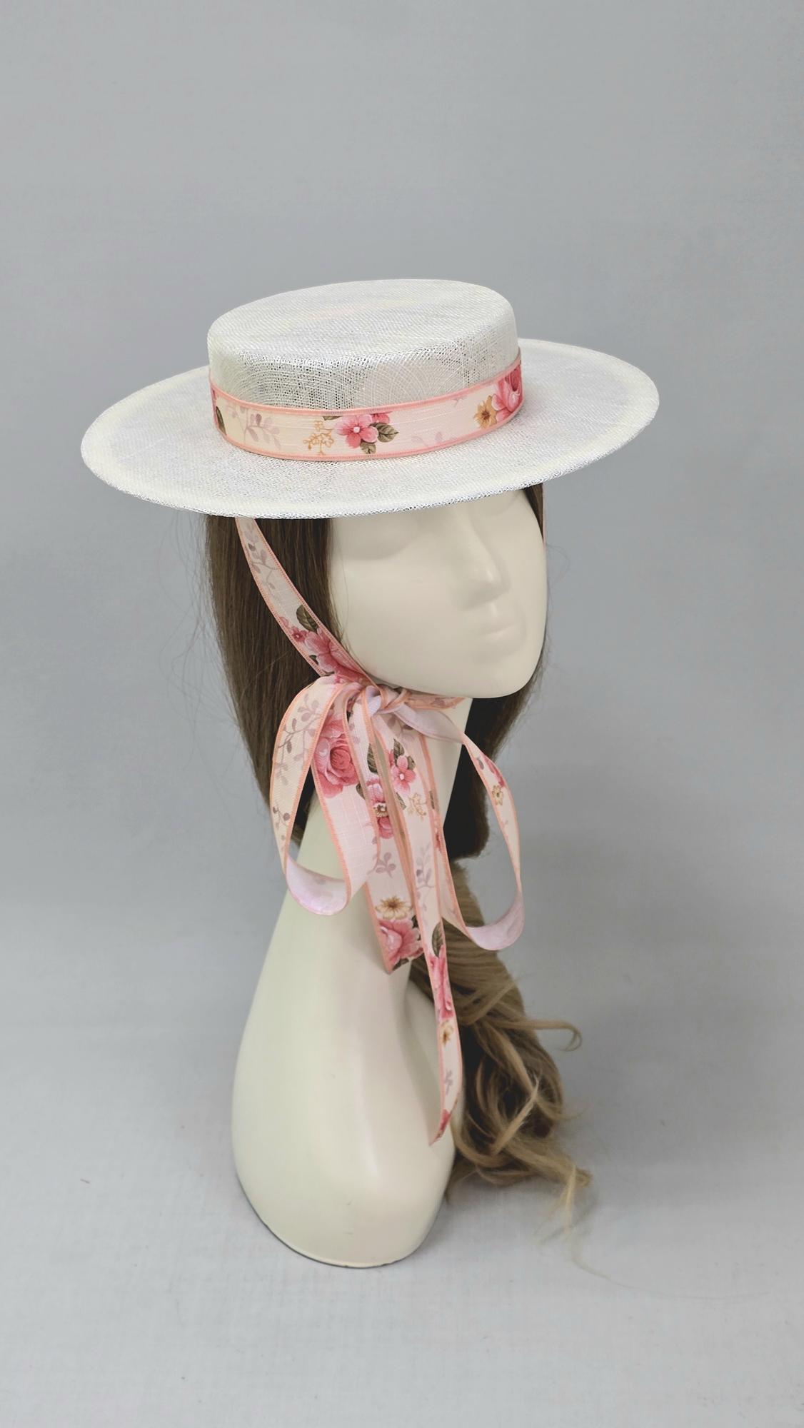 Соломенная шляпа канотье. Цвет белый