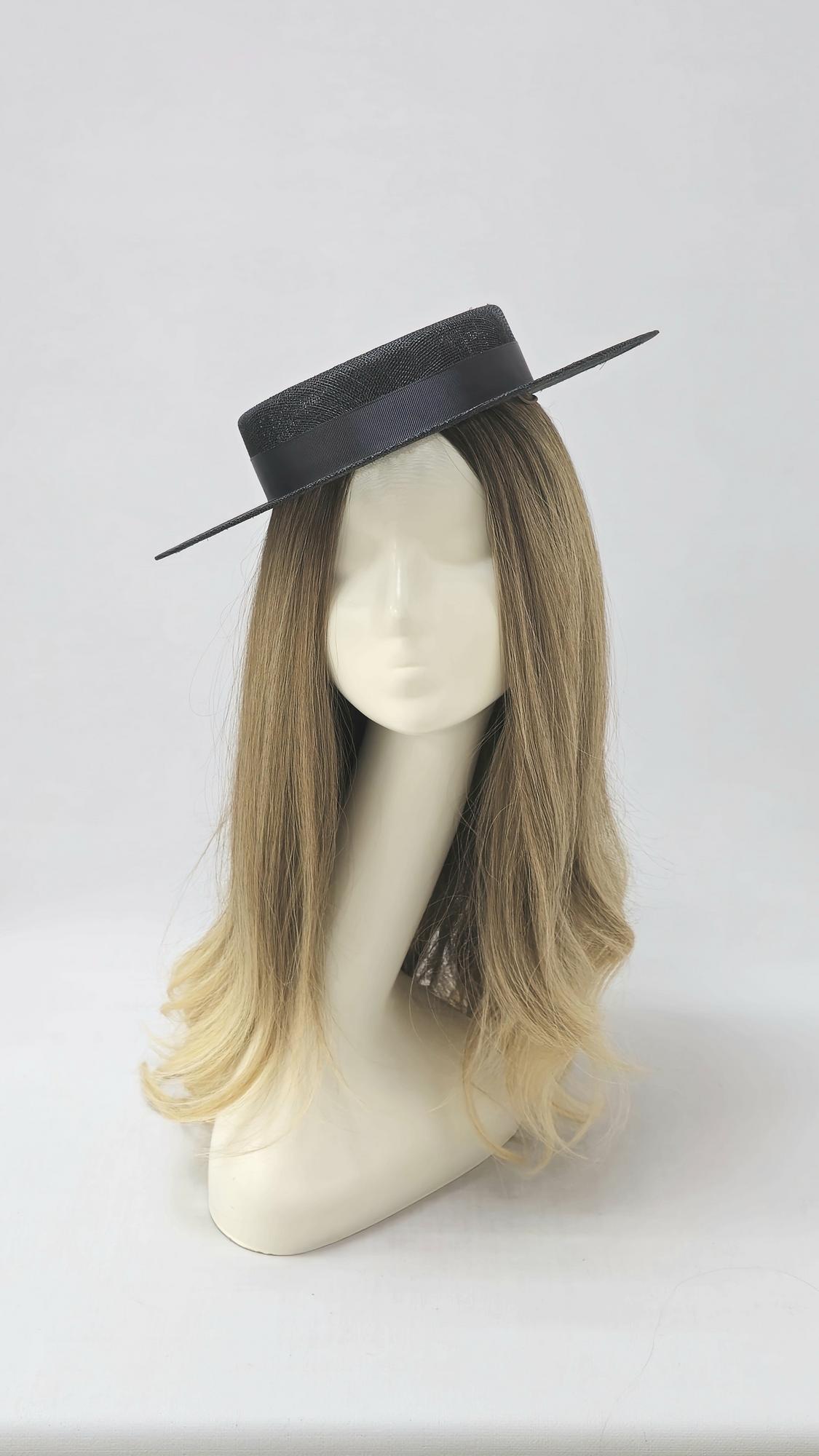 Соломенная шляпа канотье. Цвет черный