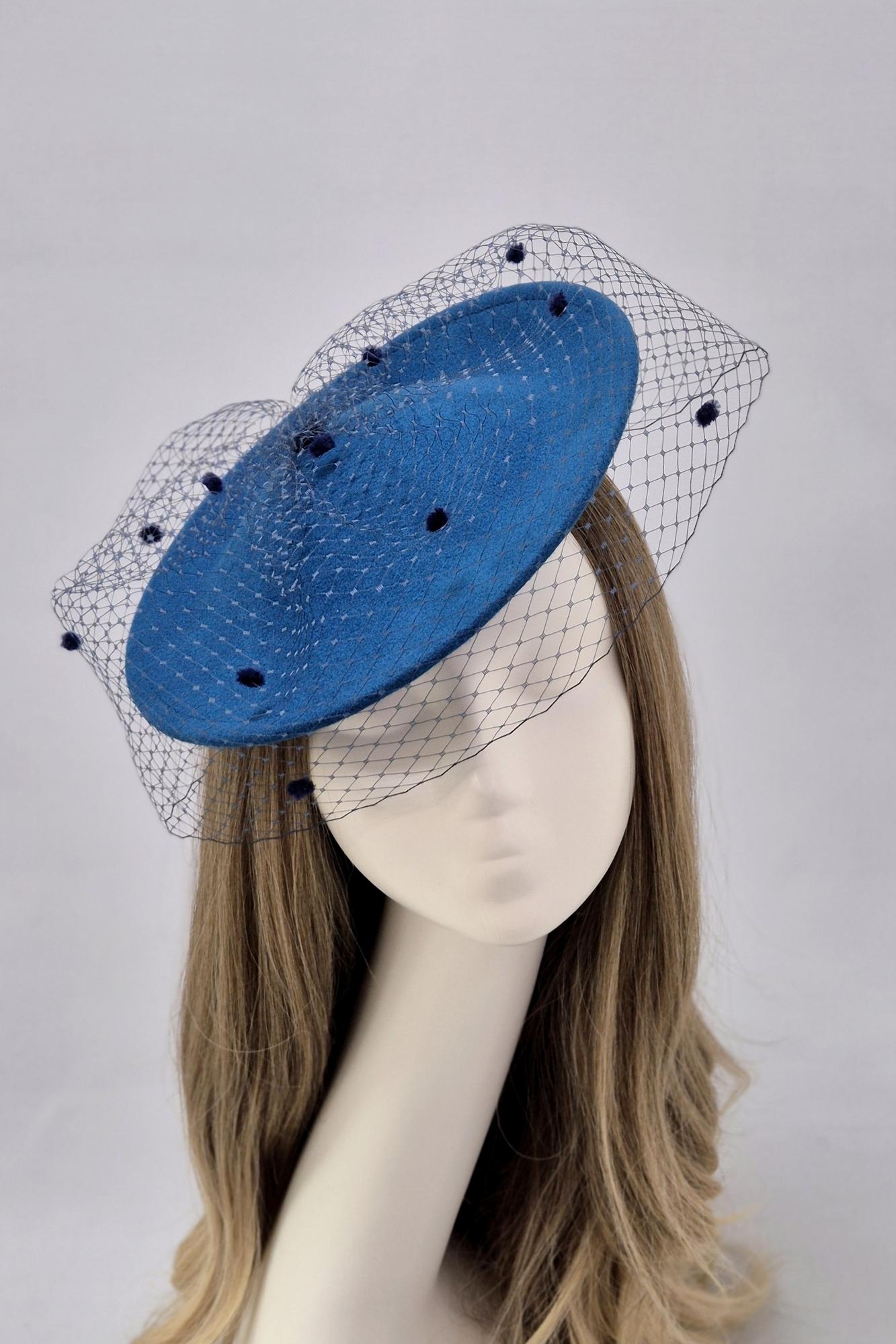 Шляпа Катрин с вуалью с мушками. Цвет синяя сойка
