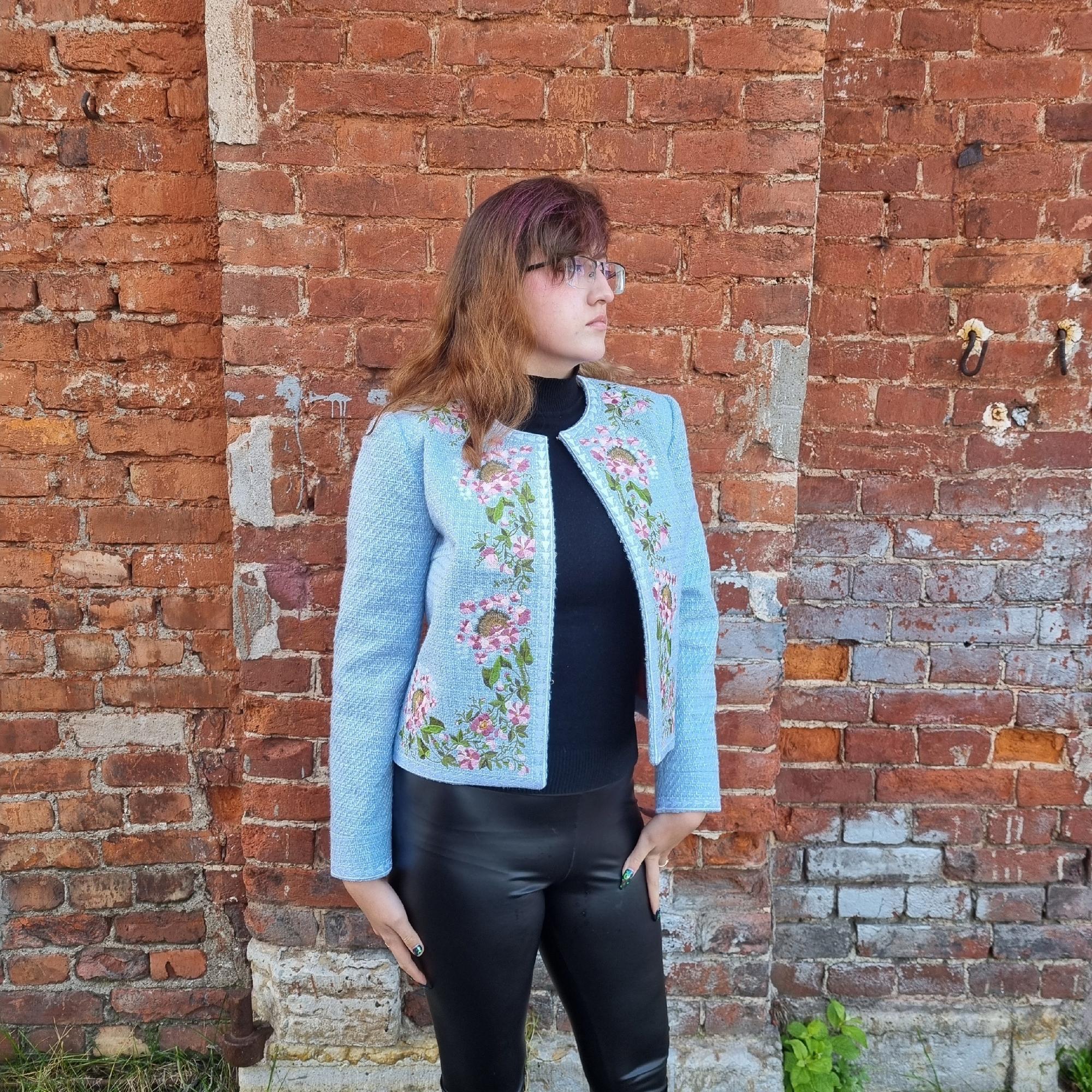 Жакет из твида с вышивкой "Райский Сад", в голубом