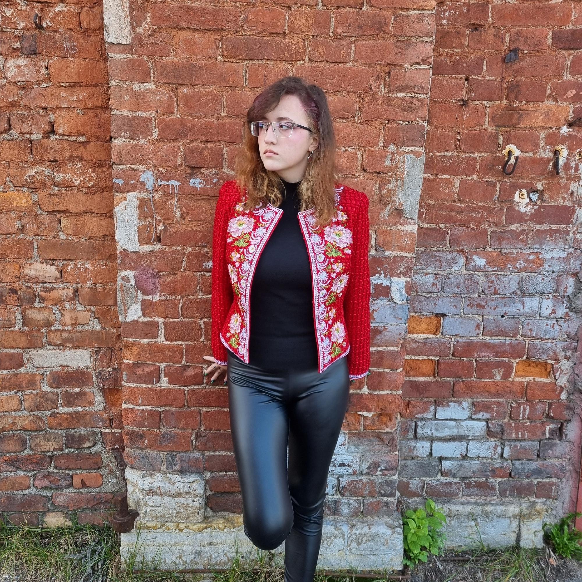 Жакет из твида с вышивкой "Пионы", в красном