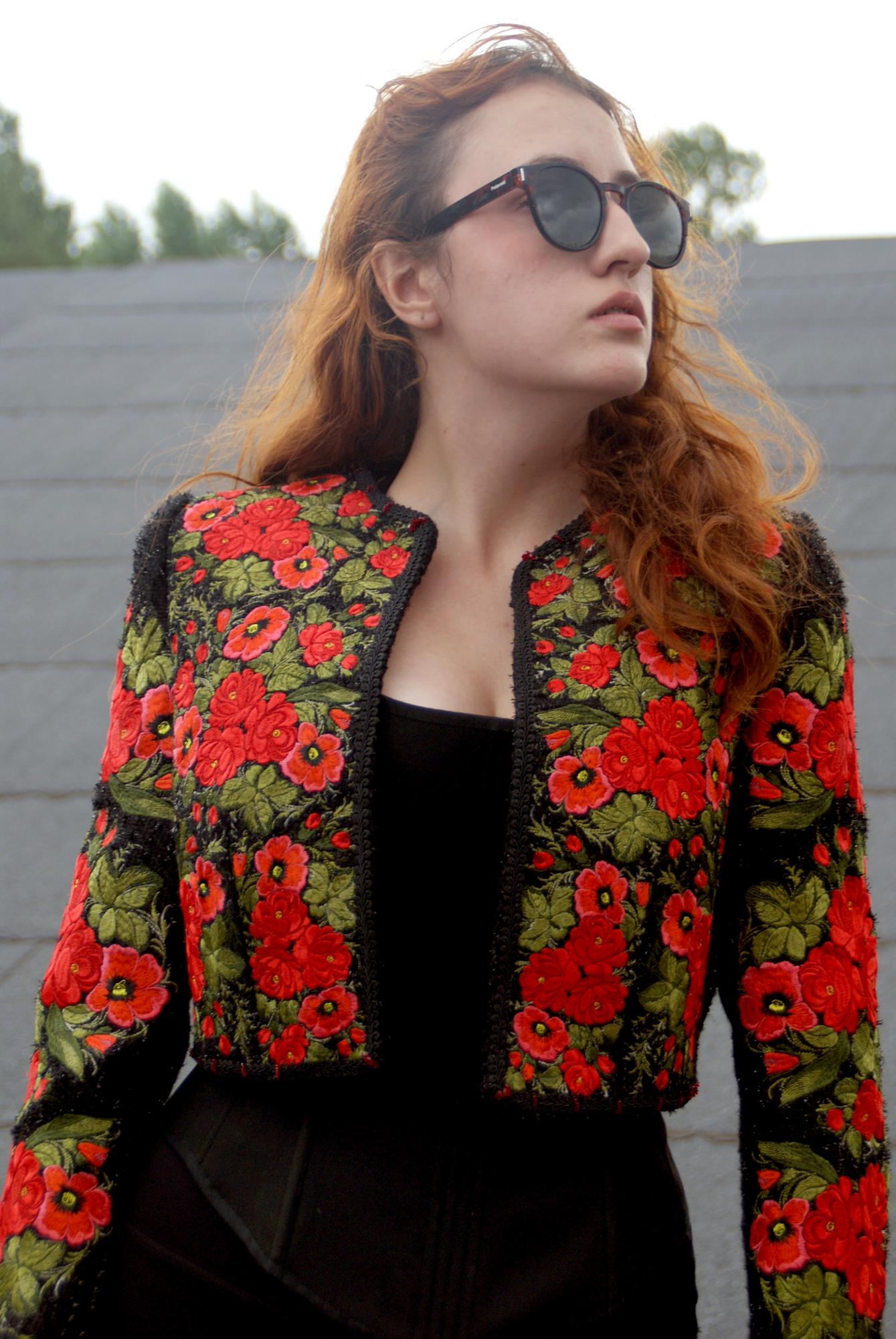 Жакет из твида с вышивкой "Жостовские маки", в черном