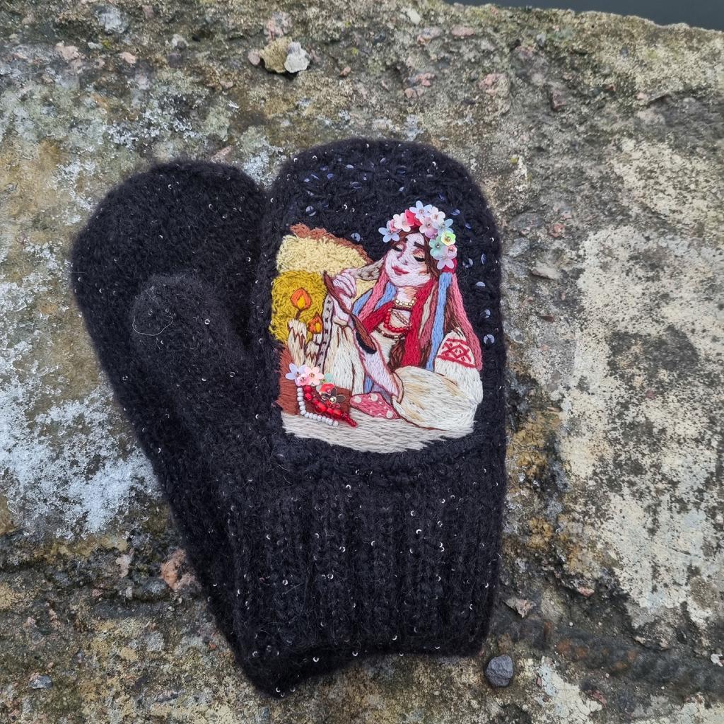 Варежки с ручной вышивкой "Оксана"