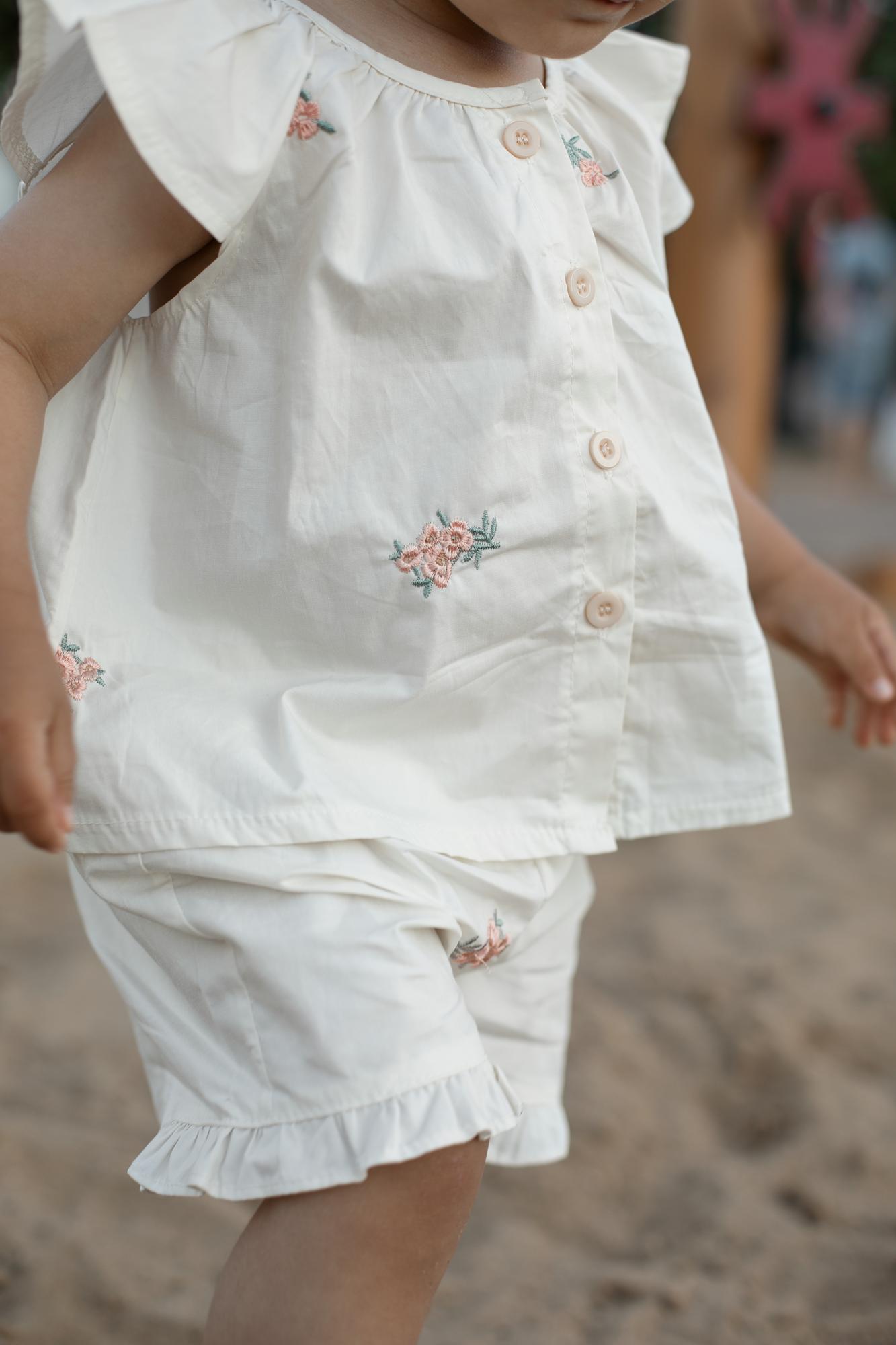 Костюм для девочки с цветами