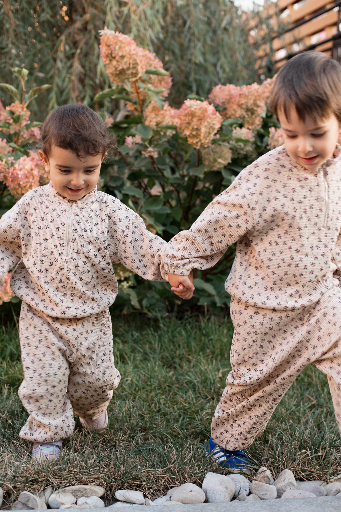 Вафельный костюм с цветочным принтом