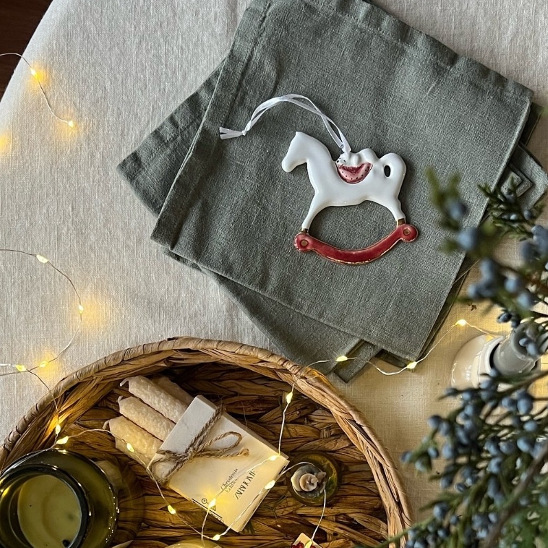 Лошадка в красном со спящим медвежонком