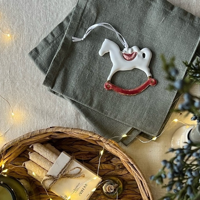 Лошадка в красном со спящим медвежонком