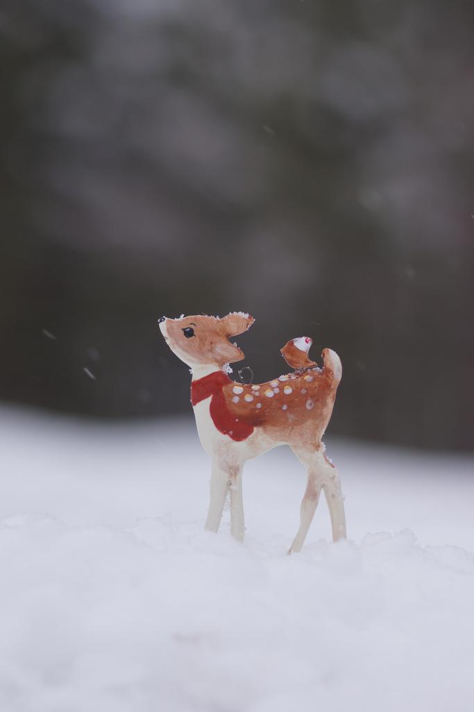 Олененок в красном шарфе