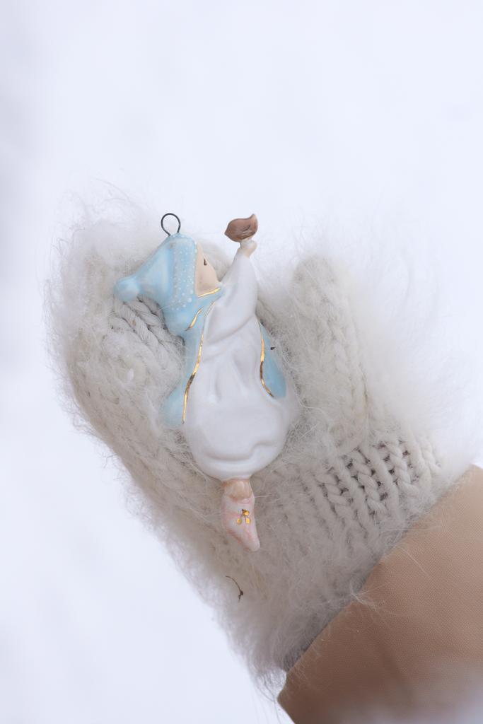 Девчушка в голубом шарфе с птичкой