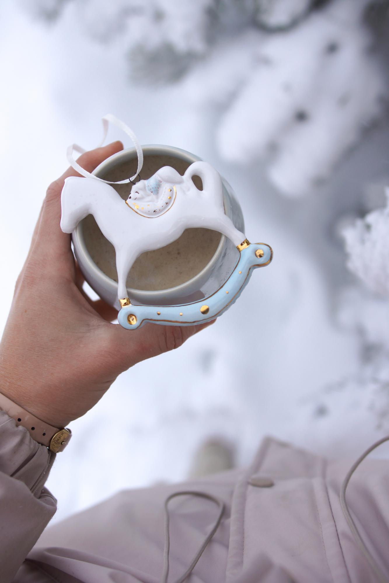 Лошадка в голубом со спящим медвежонком