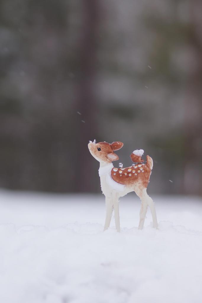 Оленёнок в белом шарфе