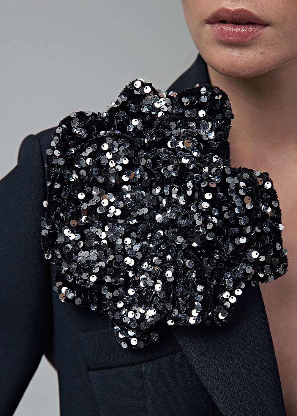 Brooch with sequins black 18cm