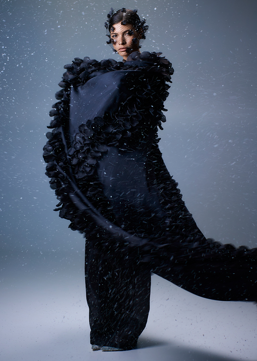 Cape with rose petals black