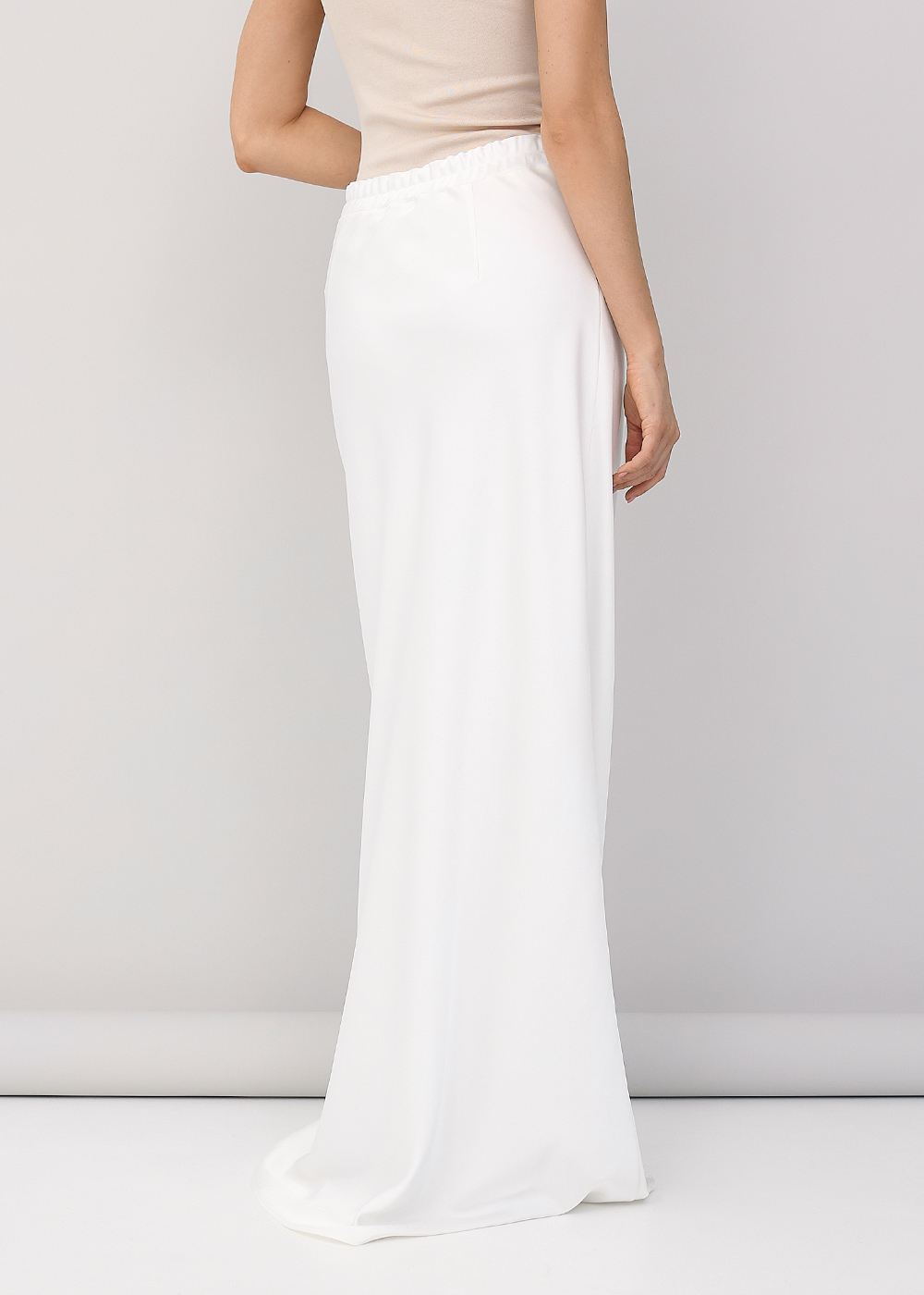 Skirt of satin milky