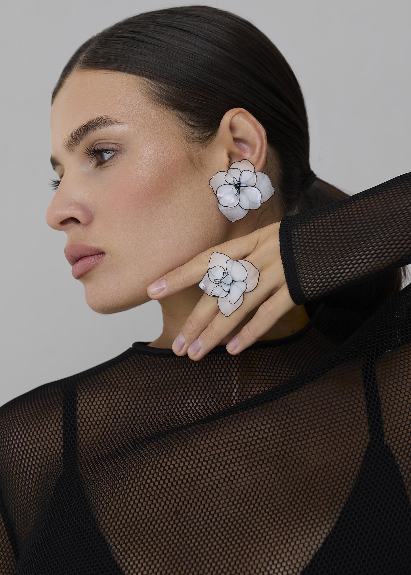 Ring lotus of vitral white