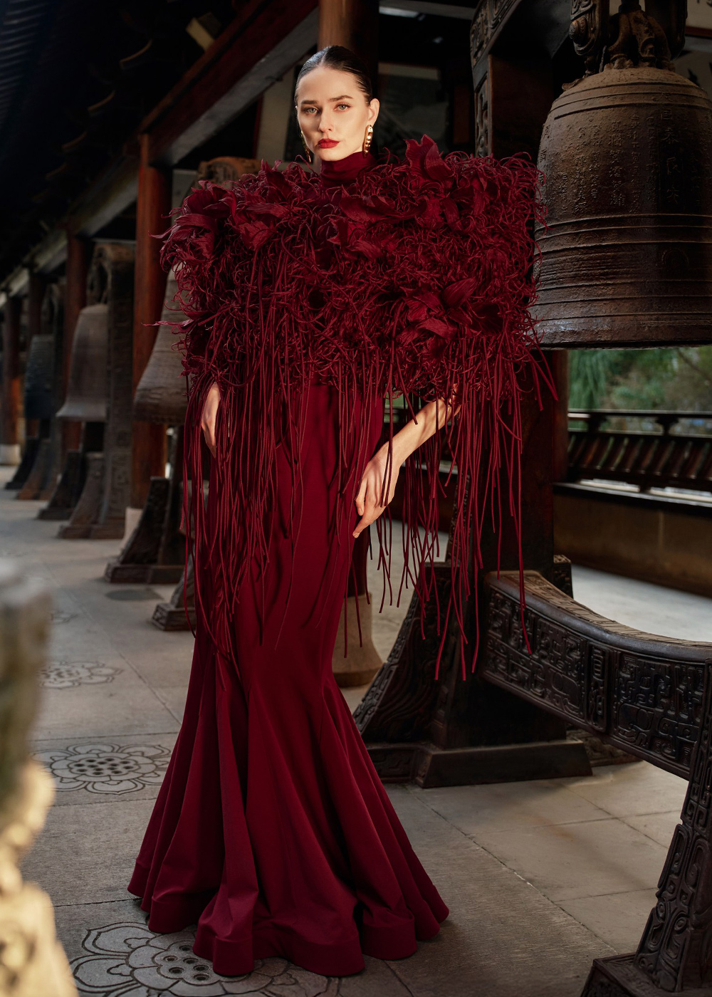 Shoulder mantle, burgundy