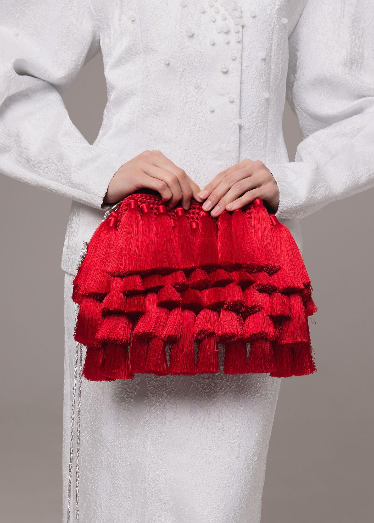 Knitted clutch with tassels, red
