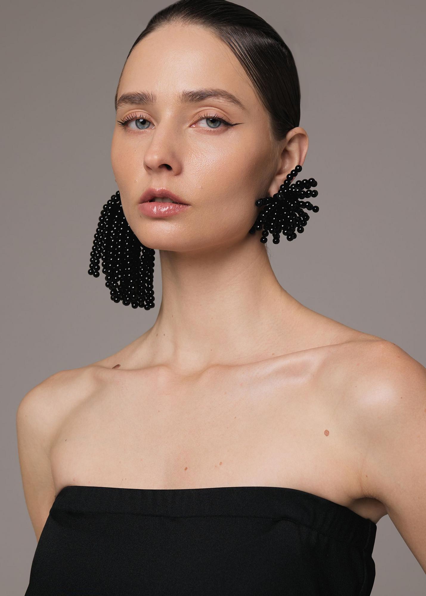 Earrings of beads, black
