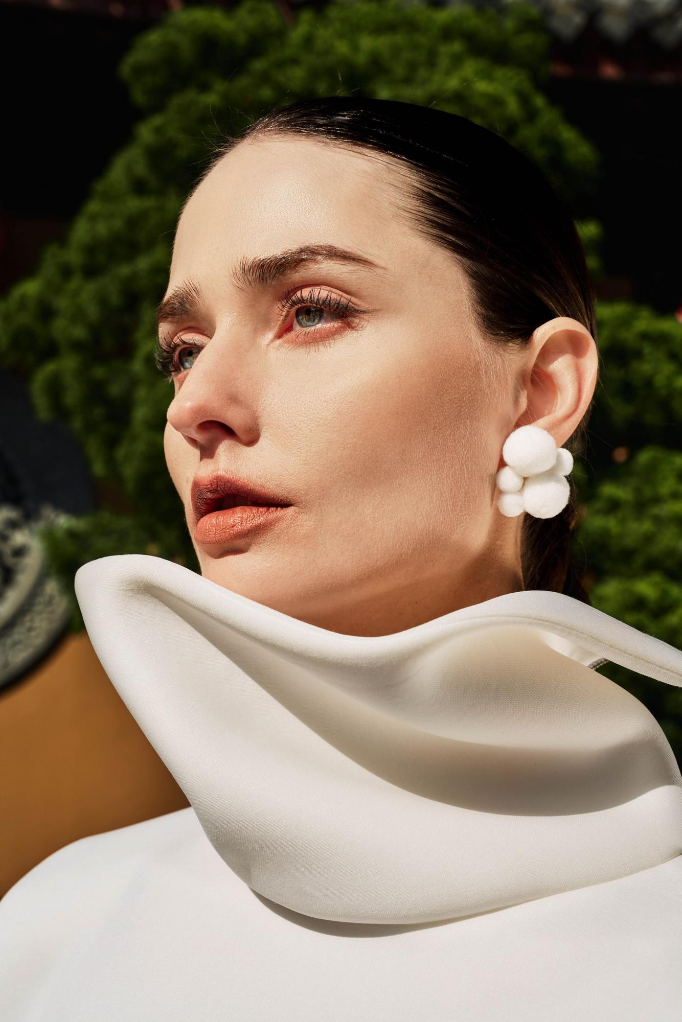 Voluminous earrings, milky