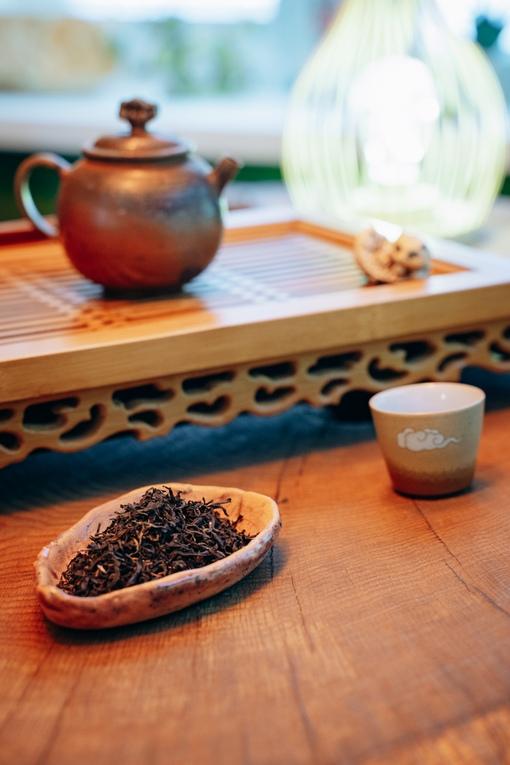 Ци Хун Мао Фэн