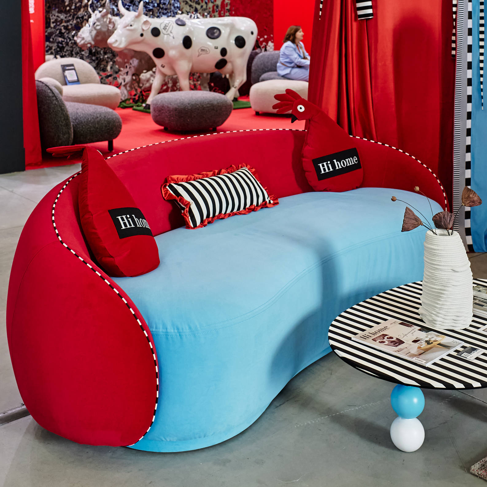 Диван для стенда журнала Hi Home