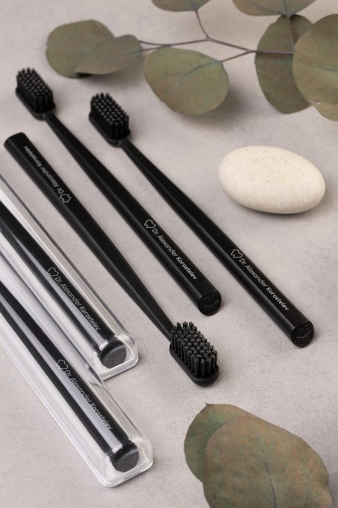 Зубная щетка, черная