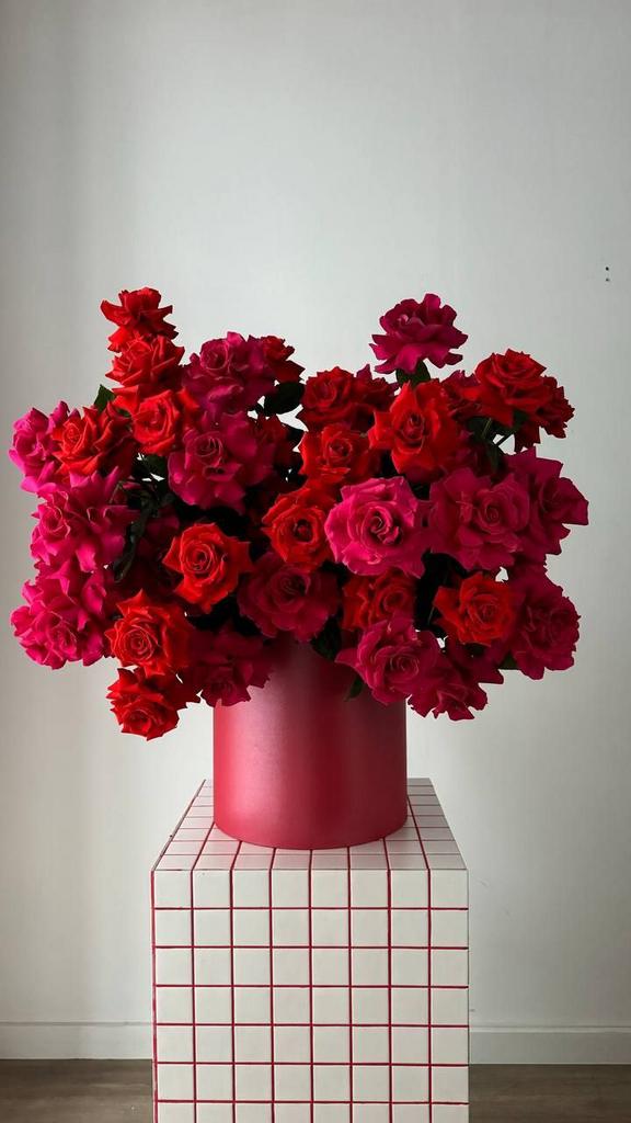 КОМПОЗИЦИЯ В КОРОБКЕ "МИЛЛИОН АЛЫХ РОЗ"