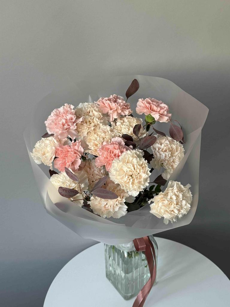 ДУОБУКЕТ С ДИАНТУСАМИ И БОРДОВЫМ ЭВКАЛИПТОМ