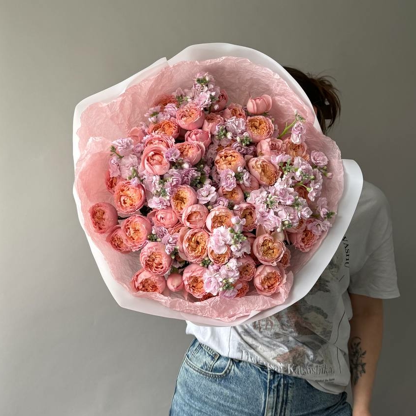 ДУОБУКЕТ АРОМАТНОЙ МАТТИОЛЫ И ПИОНОВИДНЫХ РОЗ "ЛИЛОВЫЙ"