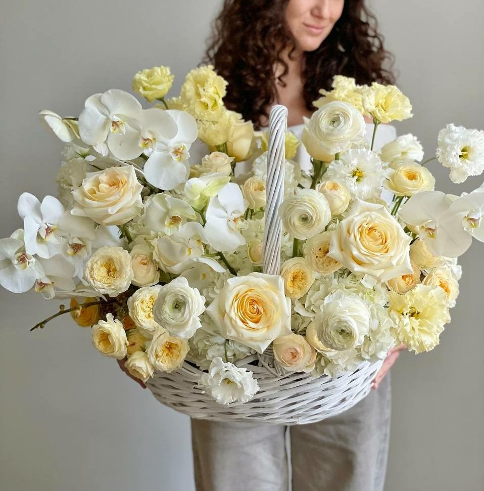 КОМПОЗИЦИЯ В КОРЗИНЕ "ЛИМОННЫЙ ТАРТ"