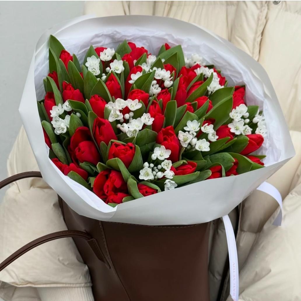 ДУОБУКЕТ АЛЫХ ТЮЛЬПАНОВ И БЕЛОГО АЛЛИУМА