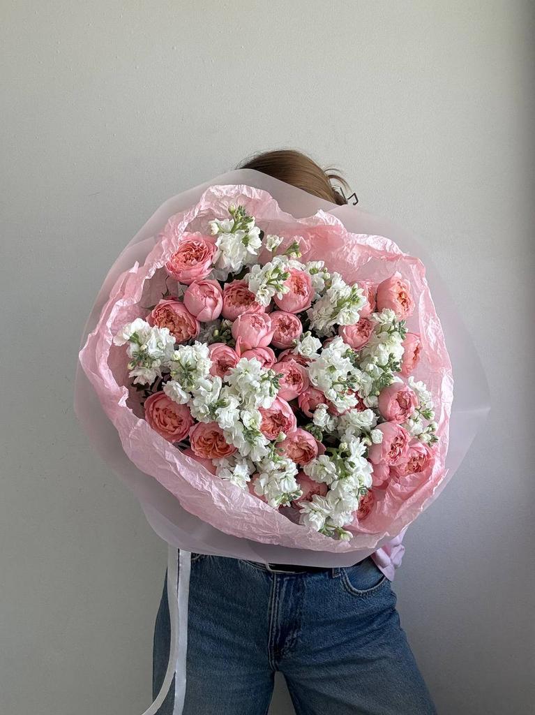 ДУОБУКЕТ АРОМАТНОЙ МАТТИОЛЫ И ПИОНОВИДНЫХ РОЗ "БЕЛЫЙ"