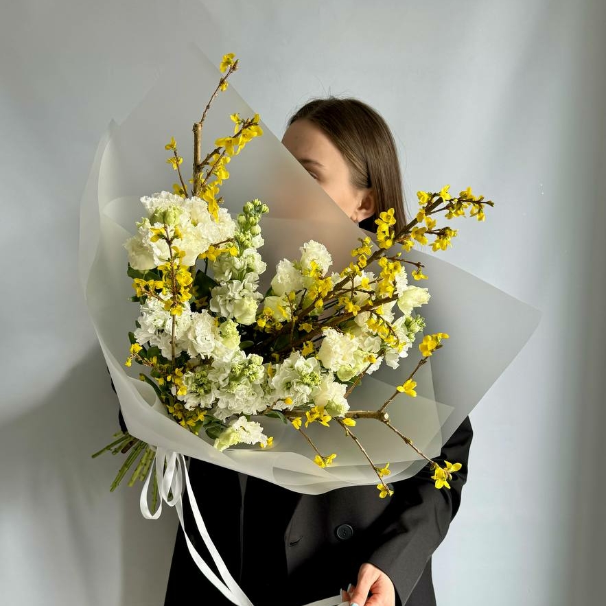 АВТОРСКИЙ ВЕСЕННИЙ БУКЕТ С ЦВЕТУЩИМИ ВЕТКАМИ ФОРЗИЦИИ