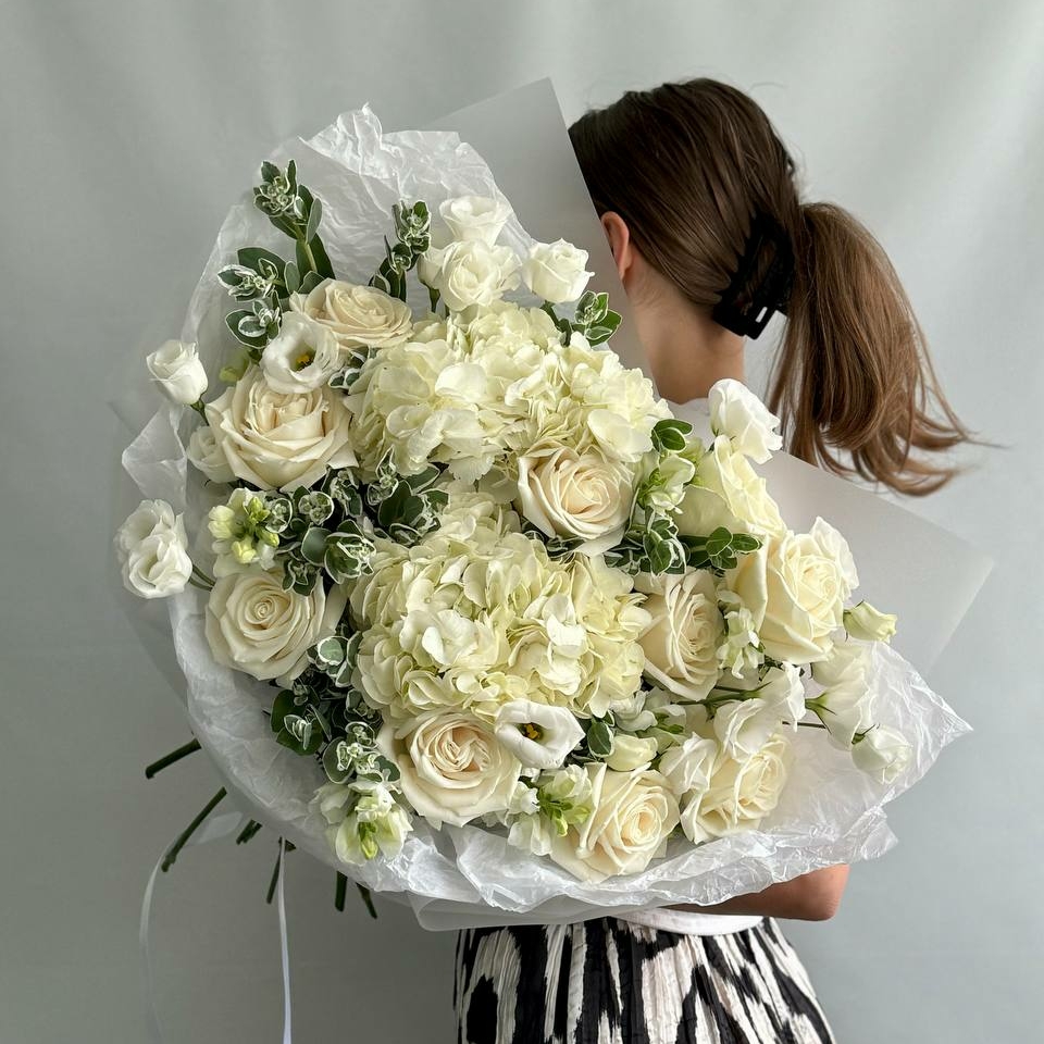 АВТОРСКИЙ БУКЕТ С ПЫШНЫМИ ГОРТЕНЗИЯМИ