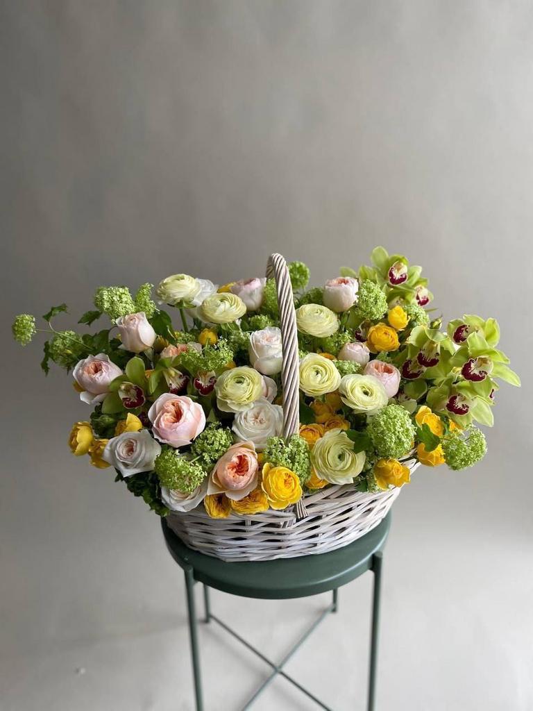 КОМПОЗИЦИЯ В КОРЗИНЕ "ВЕСНЕ ДОРОГУ!"