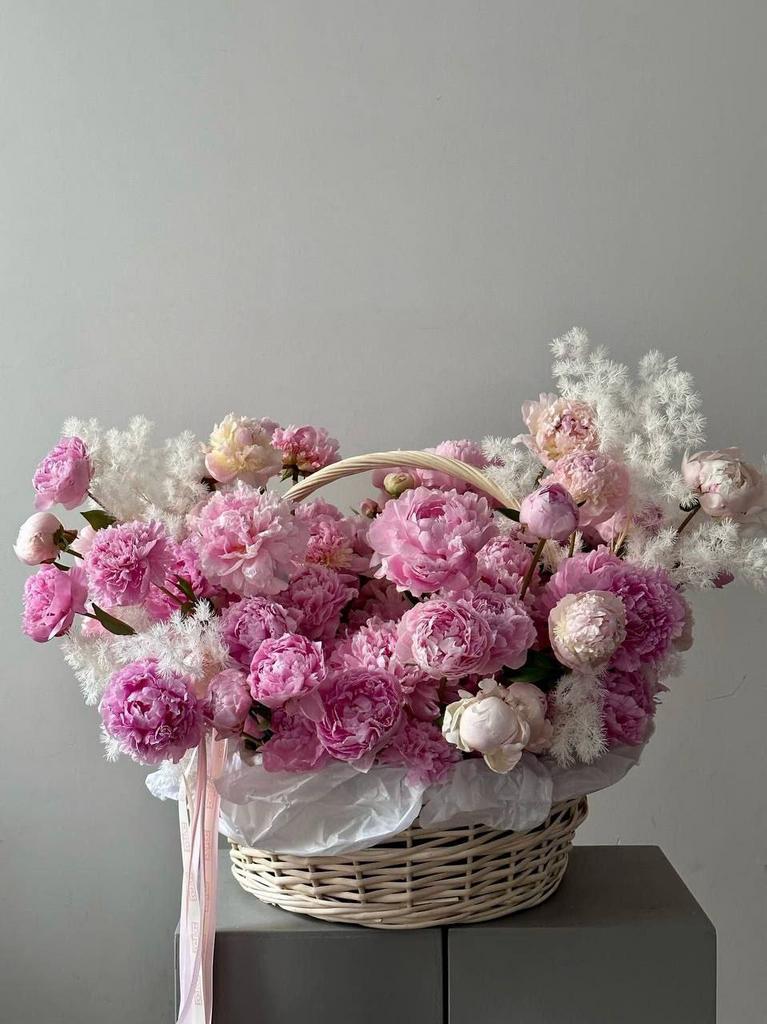 КОМПОЗИЦИЯ В КОРЗИНЕ "ПИОНИ"