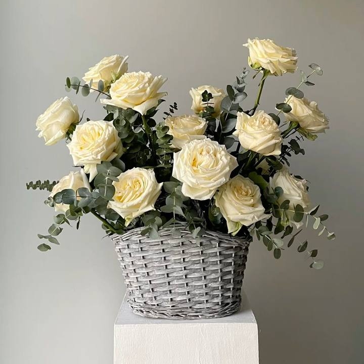 КОМПОЗИЦИЯ В КОРЗИНЕ "РОЗЫ&ЭВКАЛИПТ"