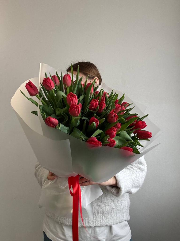 МОНОБУКЕТ "АЛЫЕ ТЮЛЬПАНЫ"